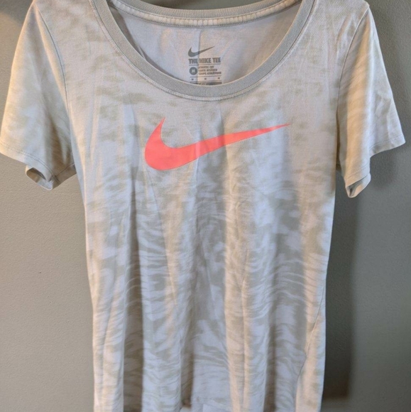 Nike Tops - Nike tee